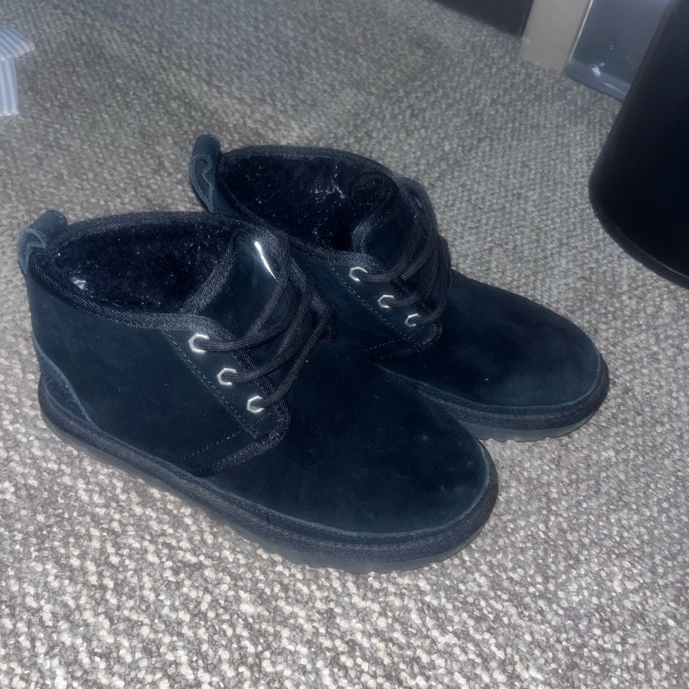 UGG Neumel boot in black. Kids size 5